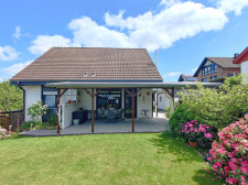 Haus mit Terrasse und Garten