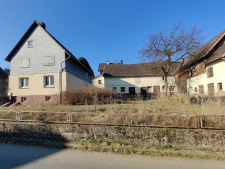 Haus und Nebengebäude
