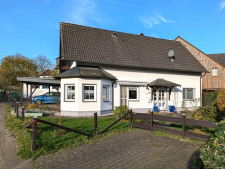 Haus, Carport und Stellplätze