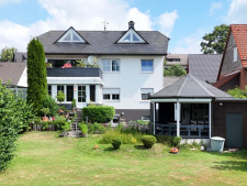 Haus mit Pavillion und Garten