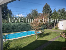 Garten mit Swimmingpool