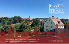 Hatz und Team mit Blick auf die Kirche