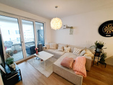 Wohnzimmer mit Balkon 