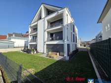 Hausansicht, Terrasses mit Gartenanteil 