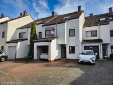 Hausansicht mit KI generiert- Mülltonnen entfernt