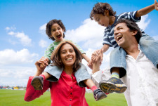Familie auf Wiese