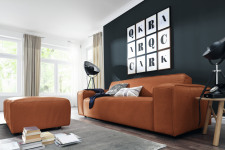 braune couch an dunkler wand, modern