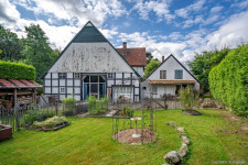 Historisches Fachwerk-Hofgebäude mit massiv gebautem Haupthaus