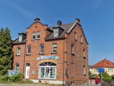 Straßenseite mit Ladenzugang