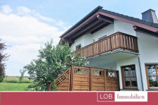 Haus, Seitenansicht vom Garten (LOGO)