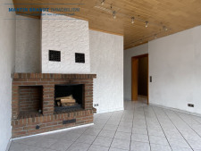 Wohnzimmer mit offenem Kamin