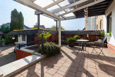 Ihre Terrasse bietet nicht nur viel Großzügigkeit, sondern auch eine angenehme Überdachung. So lässt sich selbst der Regen im Freien genießen.  