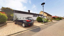 Hausansicht___Separater_Stellplatz___Zugang_Garten