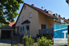 Haus Kösching_ Theisinger Immobilien_ Hausansicht mit Garten und Garage