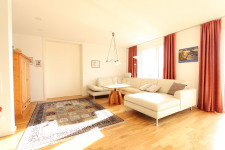 großzügiges, helles Wohnzimmer