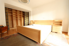 großes, helles Schlafzimmer