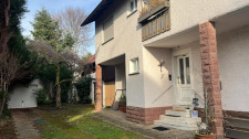 Hauseingang und Gartenbereich