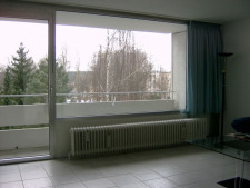 Wohnzimmer mit Balkon.png