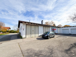 Lagerhalle und Eingangsbereich zum Wohnhaussowie Garage rechts