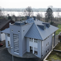 Imposantes Mehrfamilienhaus am Rheinufer