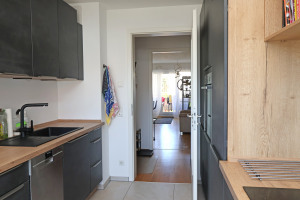 Küche mit Blick ins Wohnzimmer