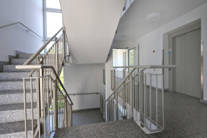 Treppenhaus mit Aufzug