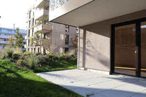 Terrasse und Gartenanteil