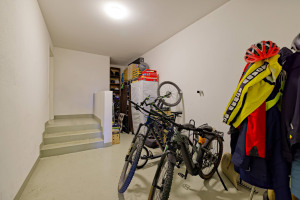 Kellerraum mit Zugang zur Garage