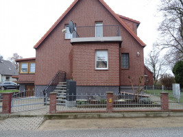 Straßenseite mit Balkon