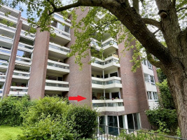 Außenansicht mit Wohnungskennzeichnung