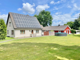 Haus und Bungalow mit Pool und Grundstück