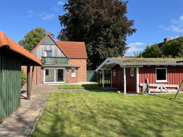 Rückansicht Haus mit Gartenhütte