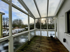 überdachte Terrasse mit freiem Blick in die Natur