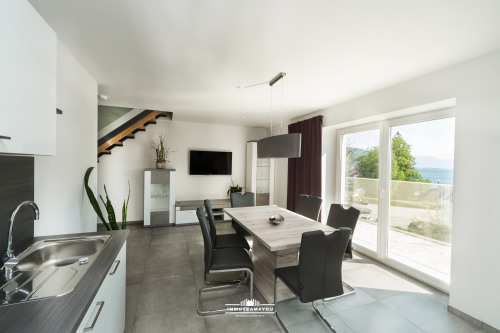 Küche und Essbereich mit Seeblick