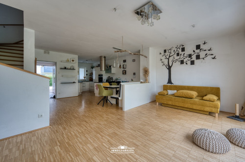 Blick vom Wohnraum in die Küche