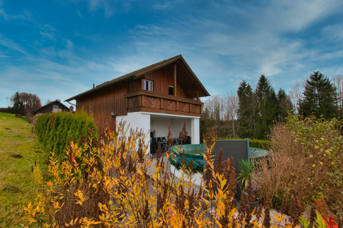 Ansicht mit Terrasse und Pool DSC_4145