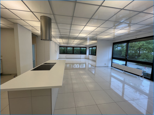 Großraumbüro mit offener Küche 