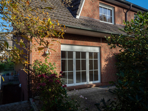 rückwärtige Ansicht mit Terrasse