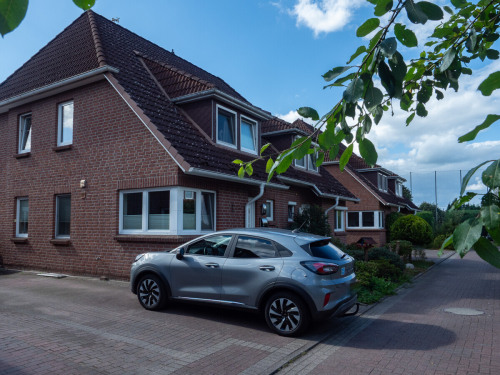 Vorderansicht des Hauses mit Stellplatz