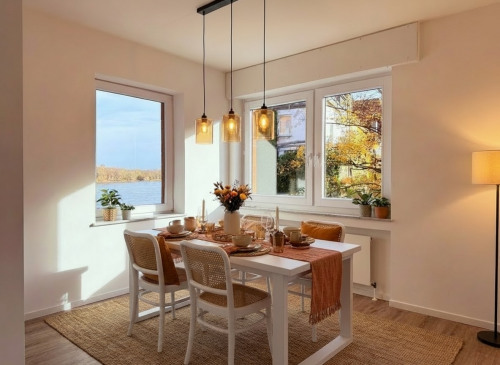 Essbereich mit Blick auf den Rhein