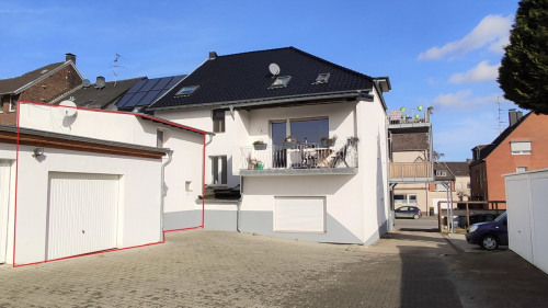 Außenansicht mit Garage