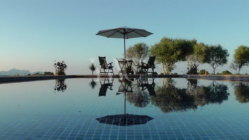 x-mallorca-norden-santa-margalida-finca-landsitz-pool-brunnen-meerblick-ansicht-poollandschaft