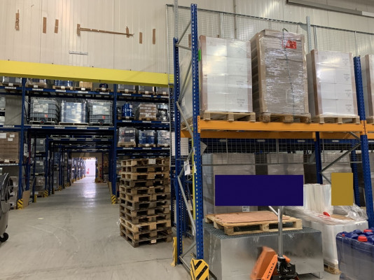 Regalwand in der Halle