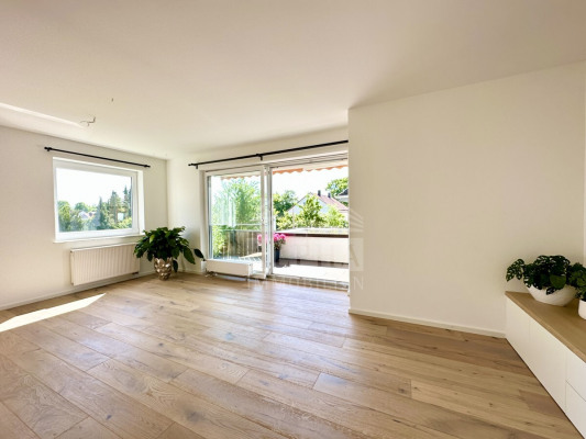 Wohnzimmer mit Blick auf den Balkon