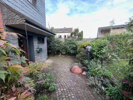 Hauseingang und Sitzplatz vor dem Haus