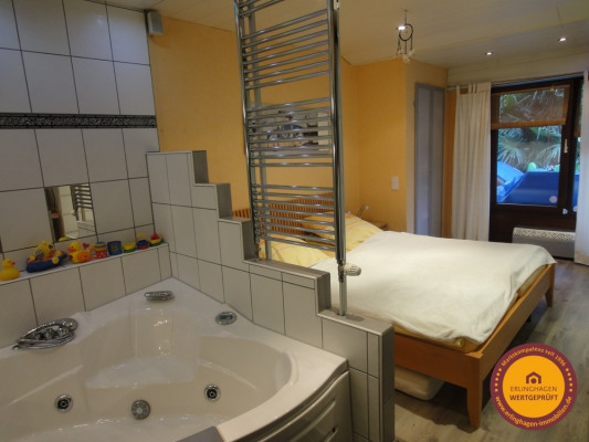 Wellnessbad und Schlafzimmer
