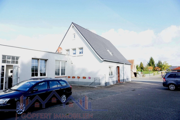 Kleine WG mit Haupthaus