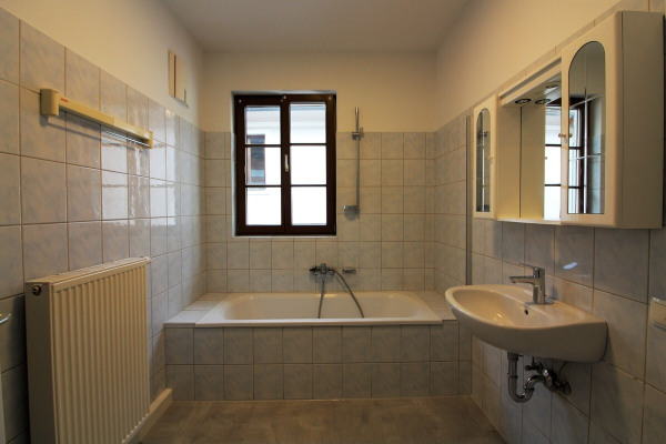 Tageslichtbadezimmer mit Wanne