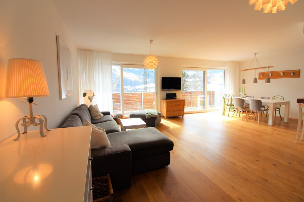 Wohnküche mit Balkonausgang