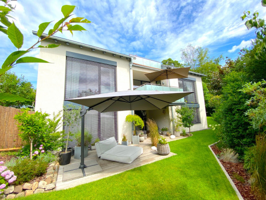 Hausansicht/Terrassen- und Gartenbereich